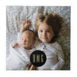 Foto da família personalizada| Monograma<br><div class="desc">Um azulejo decorativo de fotos da família personalizada que apresenta o seu monograma exclusivo para os seus destinatários. ******Se a sua foto for cortada, use a função 'editar este design' ou 'personalizar mais' para adicioná-la ao azulejo. Depois de adicionar a foto, use a função para frente/para trás para embaralhá-la atrás...</div>