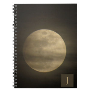 Foto da lua de cheio com um caderno delicado de nu