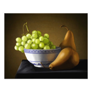 Foto Das peras e das uvas de fruta da bacia vida ainda