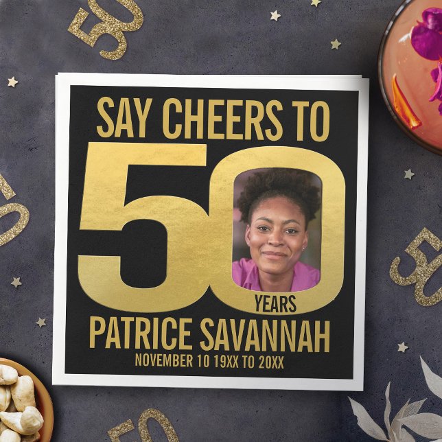 Foto de 50 anos aplaude guardanapos pretos e de ou (Criador carregado)