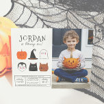 Foto de Aniversário de Menino Moderno do Halloween<br><div class="desc">Este design moderno mostra o nome do aniversariante em letras grandes em uma das minhas fontes decorativas favoritas, abaixo, sua idade aparece na tipografia fofa da escrita. Por baixo, no meio da carta, há 6 amigos do Halloween: uma abóbora, um vampiro, um chapéu de bruxa, um gato preto, um fantasma...</div>