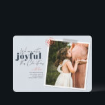 Foto de anúncio de gravidez azul muito alegre<br><div class="desc">Um cartão de férias moderno com a mensagem "Estamos muito felizes com este Natal" perfeito para anunciar a gravidez da sua família. Personalize com seus nomes,  sua imagem favorita e uma mensagem curta. Imagem azul colorida de Jessica Rockowits em Unsplash</div>
