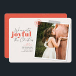Foto de anúncio de gravidez de coral muito alegre<br><div class="desc">Um cartão moderno com a mensagem "Estamos muito felizes com este Natal" é perfeito para anunciar a gravidez da sua família. Personalize com seus nomes,  sua imagem favorita e uma mensagem curta. Imagem de cor coral por Jessica Rockowits em Unsplash</div>
