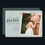 Foto de anúncio de gravidez verde muito alegre<br><div class="desc">Um cartão moderno com a mensagem "Estamos muito felizes com este Natal" é perfeito para anunciar a gravidez da sua família. Personalize com seus nomes,  sua imagem favorita e uma mensagem curta. Imagem verde a cores de Jessica Rockowits no Unsplash</div>