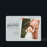 Foto de anúncio de gravidez verde muito alegre<br><div class="desc">Um cartão de férias moderno com a mensagem "Estamos muito felizes com este Natal" perfeito para anunciar a gravidez da sua família. Personalize com seus nomes,  sua imagem favorita e uma mensagem curta. Imagem verde a cores de Jessica Rockowits no Unsplash</div>