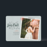Foto de anúncio de gravidez verde muito alegre<br><div class="desc">Um cartão de férias moderno com a mensagem "Estamos muito felizes com este Natal" perfeito para anunciar a gravidez da sua família. Personalize com seus nomes,  sua imagem favorita e uma mensagem curta. Imagem verde a cores de Jessica Rockowits no Unsplash</div>