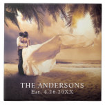 Foto de Casamento de Keepsasaame Personalizado<br><div class="desc">Crie seu azulejo personalizado usando uma foto favorita de casamento. Substitua a foto da amostra pela sua. Edite o texto do seu novo nome de família e data de casamento para uma manutenção única e valiosa para a sua nova vida juntos.</div>