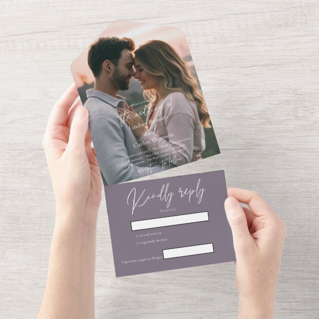 Foto de casamento elegante roxo e escuro com RSVP (Aba destacável)