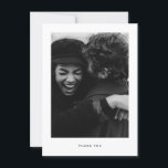 Foto de casamento minimalista Obrigado Cartão post<br><div class="desc">Cartões de agradecimentos de casamento minimalista e elegante com letra simples. O texto e as mensagens podem ser editados na parte traseira do cartão. Para personalização mais avançada deste design, por exemplo, alteração do layout, da fonte ou do tamanho do texto, clique no botão "PERSONALIZAR" acima. Por favor, entre em...</div>