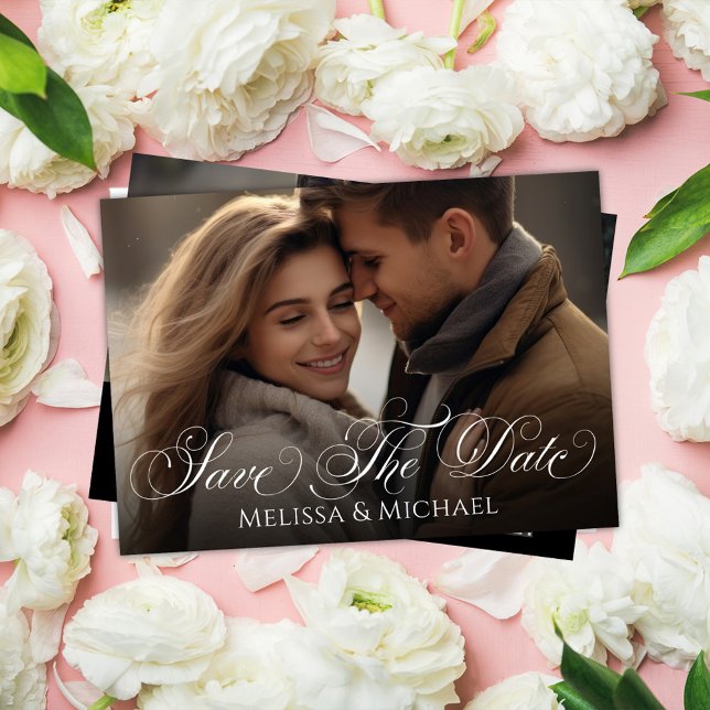 Foto de casamento Salvar o Modelo de Script de Dat (Elegant calligraphy script Save the Date photo card with a Scannable QR Code.)