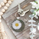 Foto de chaveiro de flor branca. chaveiro<br><div class="desc">Um close-up de uma flor branca de crisântemo,  para amantes de flores,  natureza e manhã. Perfeito para amigos,  família e colegas de trabalho,  nosso design adicionará algum caráter aos seus produtos Zazzle favoritos. Clique no botão personalizar para personalizá-lo com seu texto ou nome.</div>