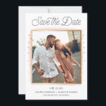 Foto de Confetti rosa e Dourada Guardar o Cartão d<br><div class="desc">Anuncie seu dia de casamento para a família e amigos com esta foto personalizável,  salve os anúncios de data. Este moderno salvamento da data de lançamento apresenta pinceladas de aquarela cor rosa e confete de ouro falso com um script retrô.</div>