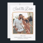 Foto de Confetti rosa e Dourada Guardar o Cartão d<br><div class="desc">Anuncie seu dia de casamento para a família e amigos com esta foto personalizável,  salve os anúncios de data. Este moderno salvamento da data de lançamento apresenta pinceladas de aquarela cor rosa e confete de ouro falso com um script retrô.</div>