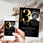 Foto de Convite de Aniversário Dourado 30 de Surpr<br><div class="desc">Projetado para nossa coleção de convites de aniversário com fotos,  este Cartão de Convite personalizável apresenta uma seção de fotos editável,  números de ouro e fontes decorativas de escrita manual. Itens correspondentes disponíveis.</div>