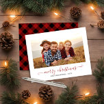 Foto de Natal de Script de Xadrez de Buffalo Verme<br><div class="desc">BUDGET Red Buffalo Script de Xadrez Feliz Cartão de Férias de Natal com sua foto favorita e um roteiro simples, mas elegante Saudação de Natal Feliz. O dorso é enfeitado com um cheque festivo e rústico de xadrez de búfalos em cor aconchegante de vermelho de inverno. Perfeito para seus cartões...</div>