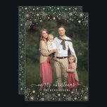 Foto de Natal do Green Winter Snowflakes<br><div class="desc">Festivo Winter Snowflakes Fala Natal Cartões de Natal com fotografia a apresentar a sua fotografia e uma doce fatia de flocos de neve brancos e brancos. O dorso é um verde-inverno, mas pode ser mudado. Entre em contato conosco em cedarandstring@gmail.com se precisar de assistência com o design ou produtos correspondentes....</div>