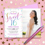 Foto de Orçamento Sweet 16 Pontos Glitter do Arco-<br><div class="desc">"Feliz Doce 16". Envie este convite de festas de fotos de orçamento impressionante, brilhante, giro, festivo, moderno, personalizado, para um evento a ser lembrado. A tipografia do arco-íris com escrita brilhante e turquesa festiva, cor-de-rosa púrpura e confete dourado, sobrepõe um fundo branco na metade esquerda da placa. Uma foto personalizada...</div>