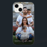 Foto de Sobreposição de Script Familiar<br><div class="desc">Personalize facilmente esta capas de iphone com a sua foto familiar favorita personalizada e os nomes escritos abaixo da palavra "família" no escrevendo de escrita de caligrafia moderna.</div>
