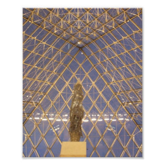 Foto Dentro da Pirâmide no Louvre em Paris, França