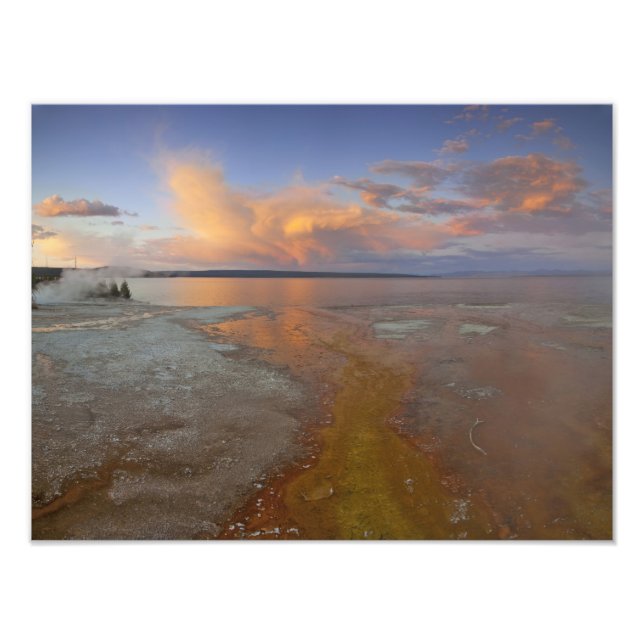 Foto Depósitos minerais coloridos emitidos a partir da  (Frente)
