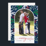 Foto do Arch Greenery Feriado Feliz Cartão de Nata<br><div class="desc">Este cartão de saudação de Natal plano apresenta um quadro vertical moderno de fotos arquivadas,  acentuado com uma fronteira de verde de inverno. O design oferece um texto elegante e um fundo azul escuro. Fotografia © Storytree Studios,  Stanford,  CA</div>