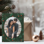 Foto do Casal de Natal Mistletodo Verde<br><div class="desc">Os beijos de Natal e os desejos de Natal abundam com este cartão magnético festivo e romântico do padrão de erros. Preencha o oval clássico com sua foto de casal favorita e adicione sua mensagem Xmas personalizada em branco sobre o ímã verde botânico.</div>