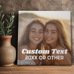 Foto do cheio - com texto personalizado<br><div class="desc">Uma maneira divertida de capturar memórias e compartilhá-las com amigos. Adicione uma foto vertical e sua legenda favorita para fazer um presente legal para os amigos.</div>