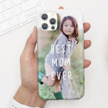 Foto do Dia de as mães da Melhor Mãe Moderna<br><div class="desc">Esta design de capa de telefone apresenta uma fotografia de quadro de cheio e uma saudação moderna de fontes escrevendo à mão que diz "MELHOR MOM NUNCA". Você pode personalizar esta capa de telefone com sua foto e texto... Disponível em muitos tamanhos para todos os diferentes modelos de telefones. Faz...</div>