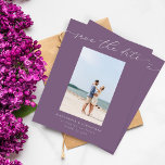 Foto do Na moda de gráfico de orçamento Salve a Da<br><div class="desc">Basta adicionar sua foto e você terá uma foto simples, minimalista, chic e exclusiva para salvar a data com um fundo roxo lavanda. Obtenha esta opção Salvar a data em várias cores. É excelente para Casamentos de primavera, Casamentos de Verão, Casamentos de Praia, Casamentos de Boho, Casamentos outono, Casamentos Russos,...</div>