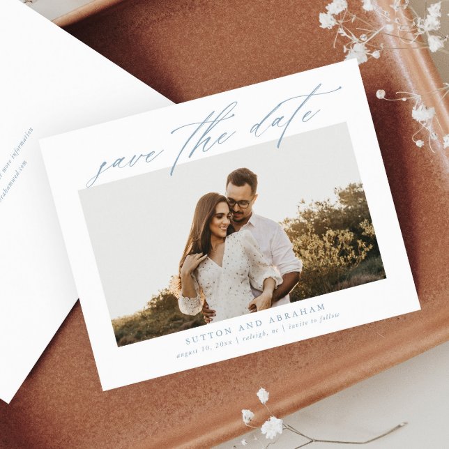 Foto do Script de Orçamento Salvar a Data (Elegant script dusty blue budget photo wedding save the date card.)
