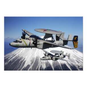 Foto Dois Hawkeyes E-2C fazem um voo