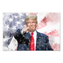 Donald Trump apontando a bandeira americana