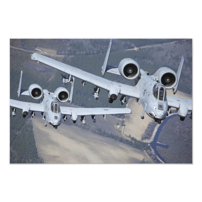 Foto Duas aeronaves A-10C Thunderbolt II voam em format (Frente)