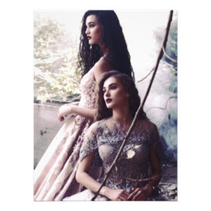 Foto Duas Mulheres Elegantes em Vestidos Vintage -