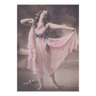 Foto Elegância Vintage em Vestido Floral Rosa