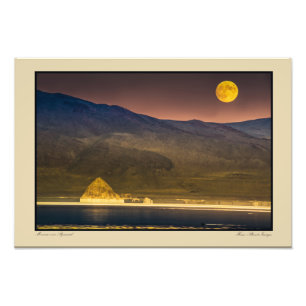 Foto Elevação da Lua cheia acima da pirâmide