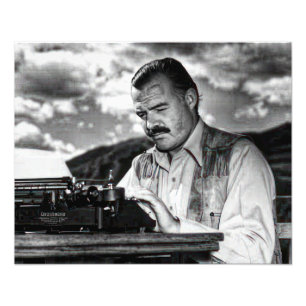 Foto Ernest Hemingway em sua máquina de escrever