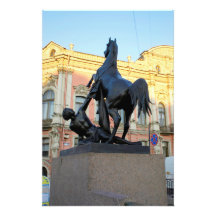 Esculpem a ponte de Anichkov na Rua. Petersburgo