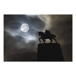 Foto Estátua do Rei Kralja Tomislava em silhueta