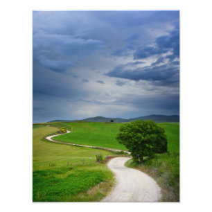 Foto Estrada de enrolamento sob um céu escuro