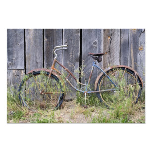 Foto EUA, Oregon, Bend. Uma bicicleta velha em ruínas