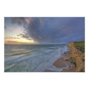 Foto Falésias marinhas capturam a última luz do dia em