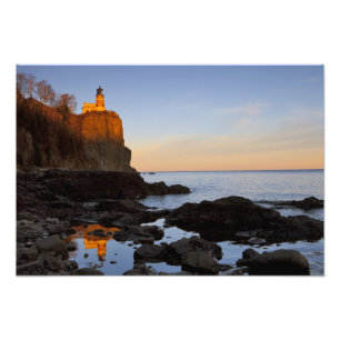 Foto Farol de Split Rock ao pôr do sol perto de Two