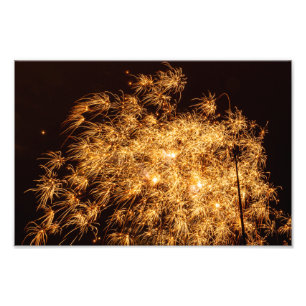 Foto Fogos de artifício amarelos contra o céu negro
