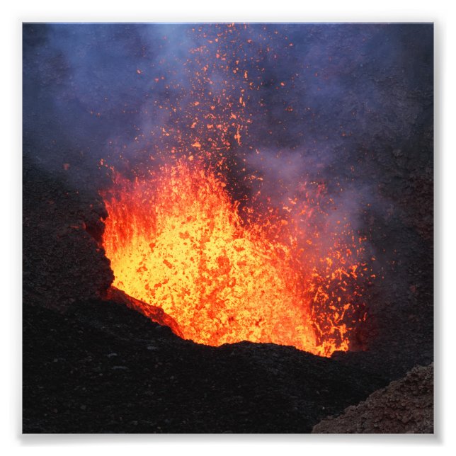 Foto Fonte da erupção de lava quente do vulcão da crate (Frente)