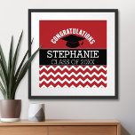 Foto Formando parabéns - Graduação em preto vermelho<br><div class="desc">Adicione 2018,  2019 ou qualquer ano para personalizar esta design de capricho. Isto pode ser utilizado para qualquer formando - segundo grau,  universidade,  escola de formando,  escola de medicina ou mesmo escola de comércio.</div>