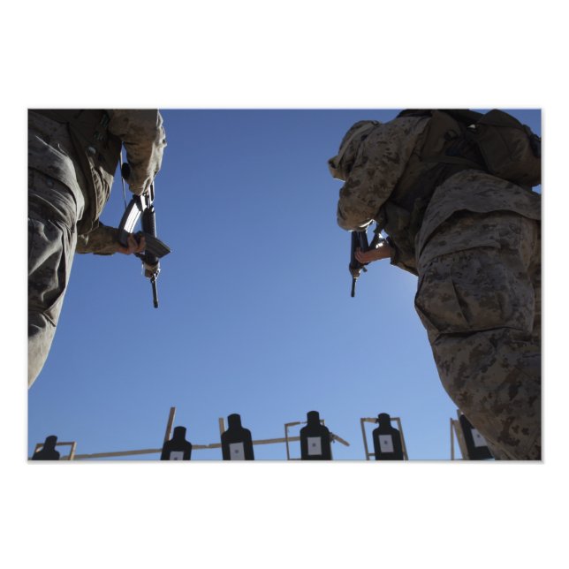 Foto Fuzileiros trocam revistas em meio a tiros (Frente)