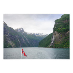 Foto Geiranger fiorde com impressão da bandeira noruegu