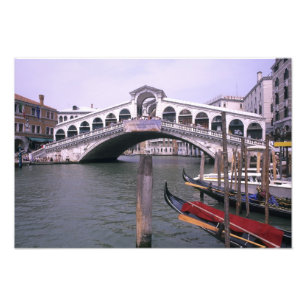 Foto Gôndolas e turistas perto da Ponte de Rialto
