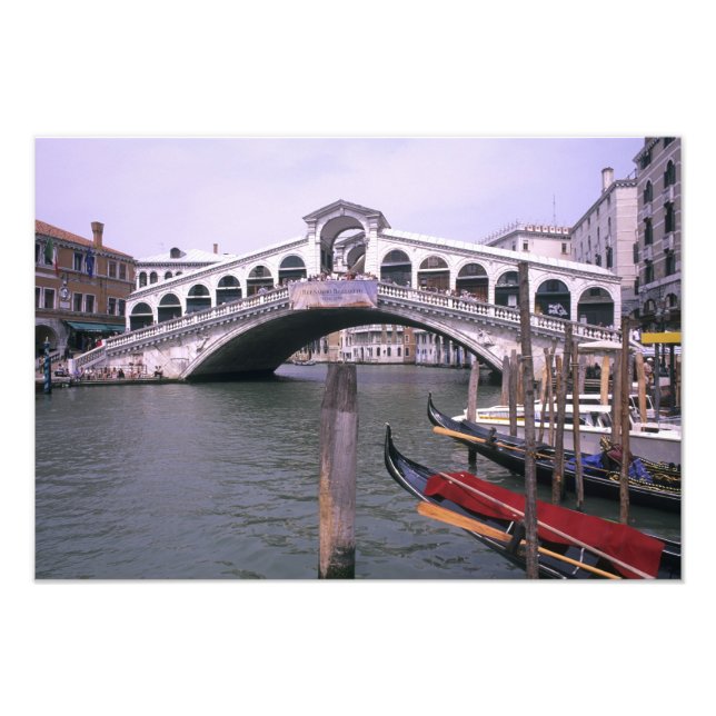 Foto Gôndolas e turistas perto da Ponte de Rialto (Frente)
